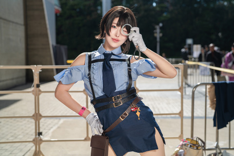 【コスプレ】「逮捕されちゃうぞ!」ポリス衣装で大胆ポーズを披露する「大空スバル」レイヤーが元気弾ける可愛さを披露【写真8枚】 画像