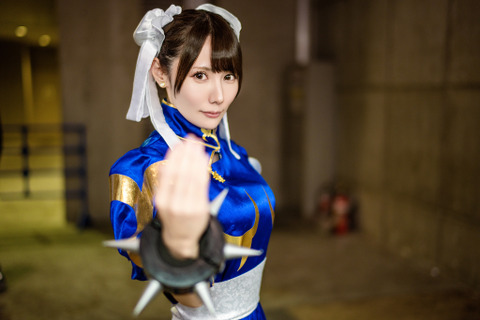 【コスプレ】美人配信者による『スト6』春麗のポージングがかっこいい!スラっと伸びた脚と凛々しい表情にグッとくる【写真7枚】 画像